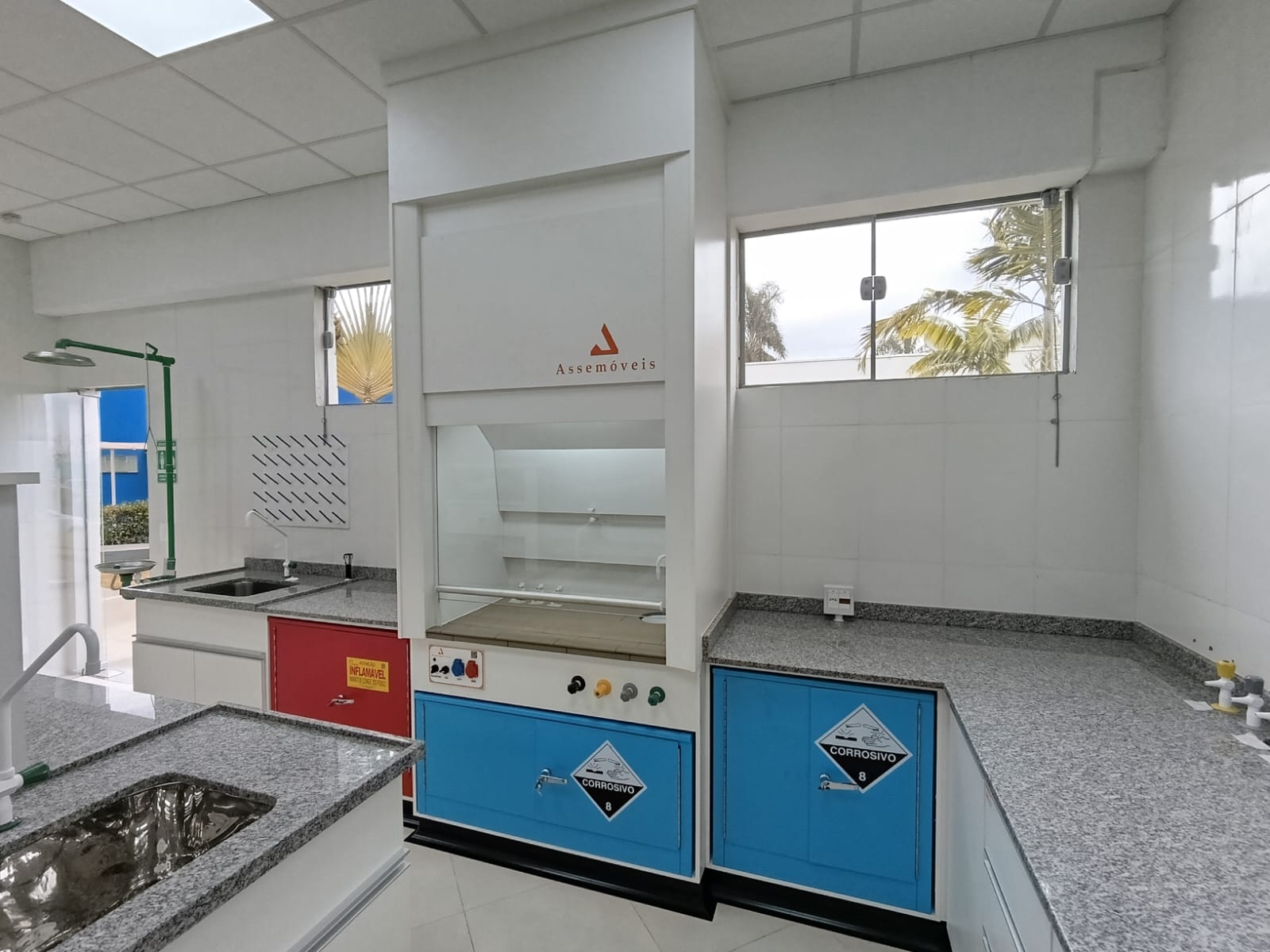 Equipe Assemóveis instalando móveis para laboratório